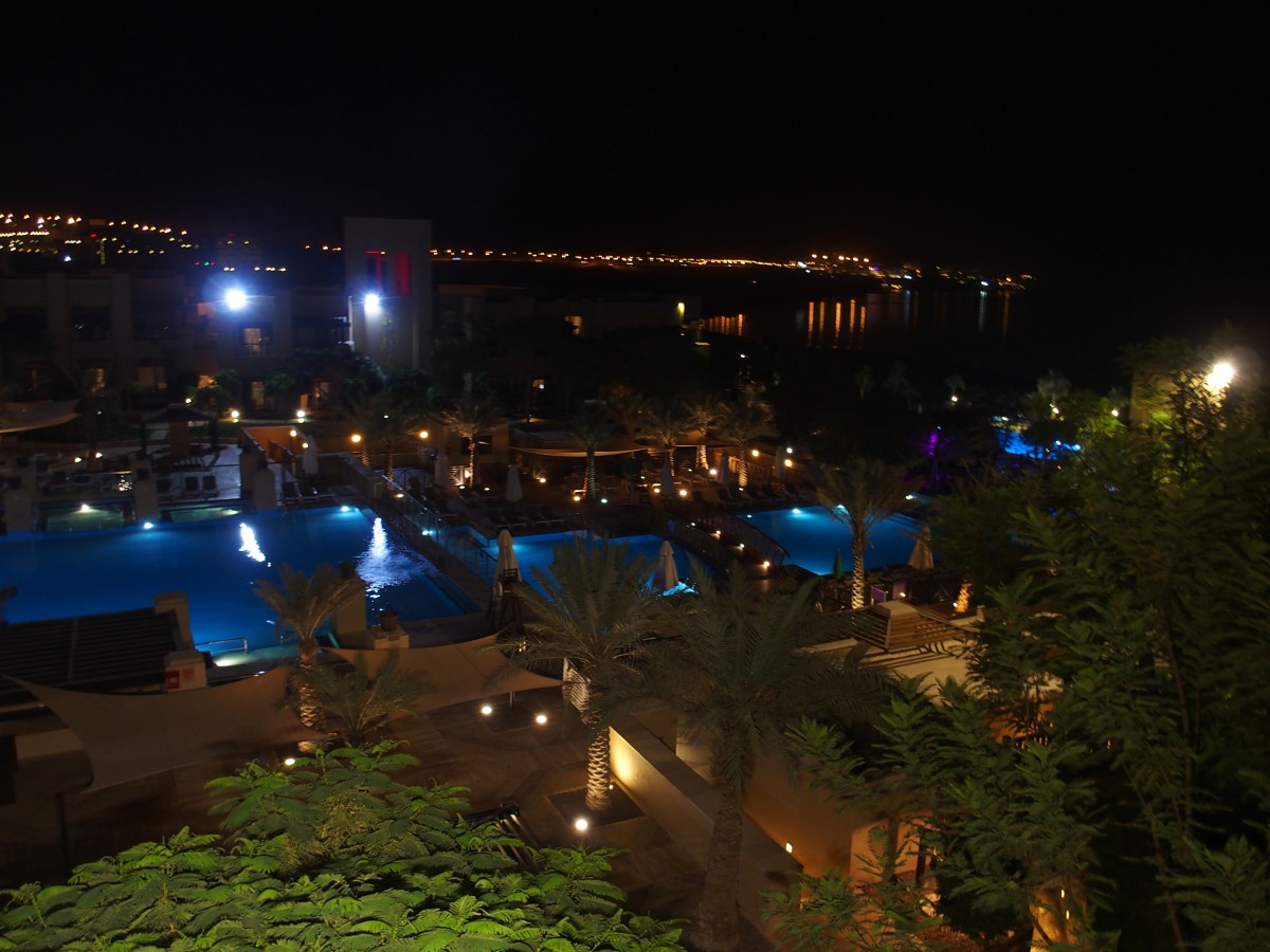 Holiday Inn Dead Sea bei Nacht