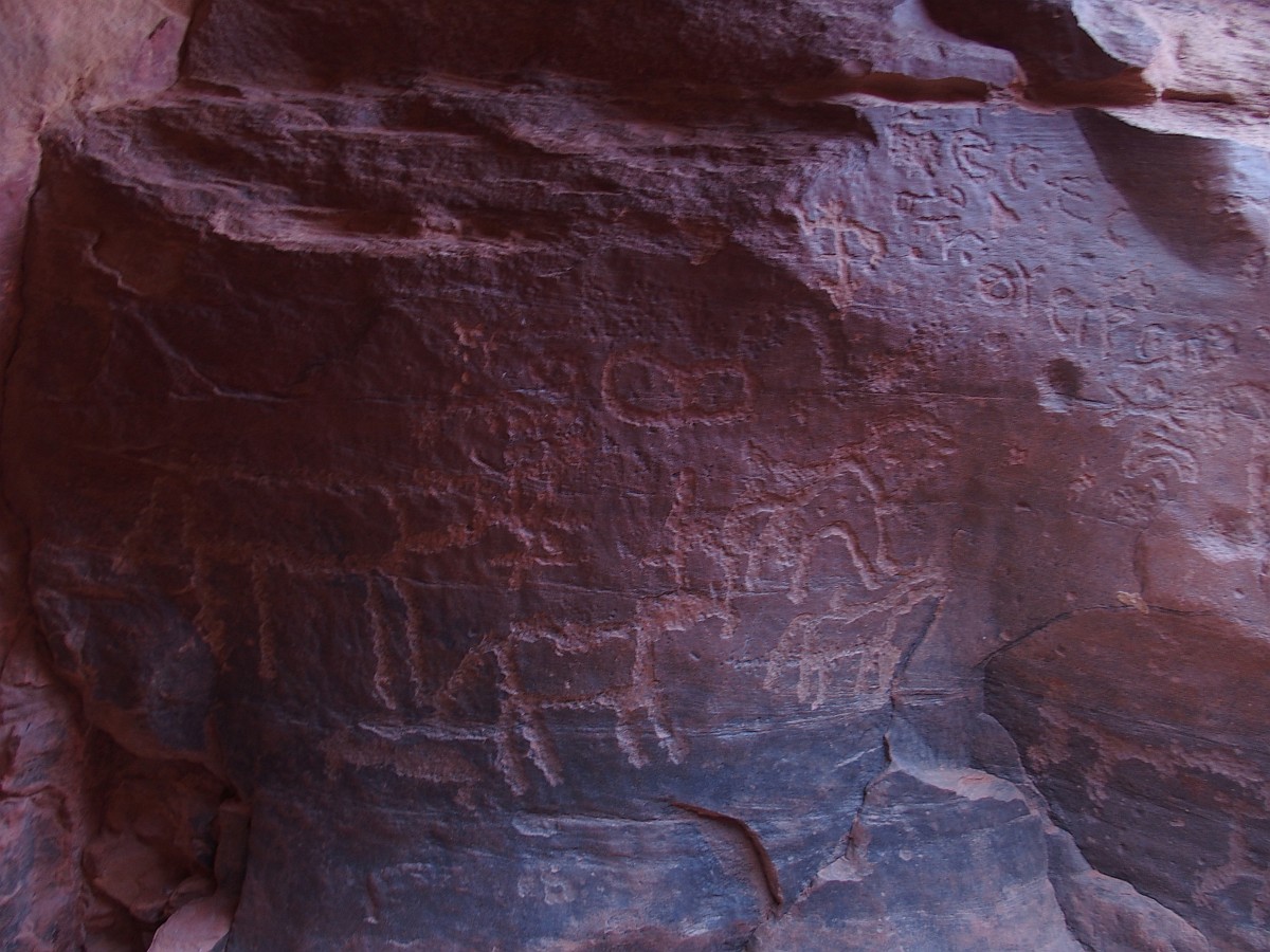Inschriften in der Felsspalte