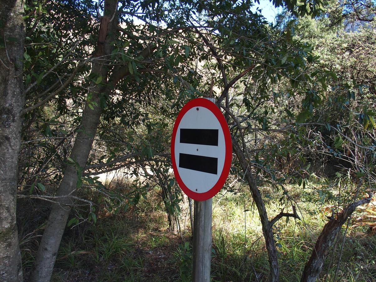 Straßenschild: Verbot von „=“
