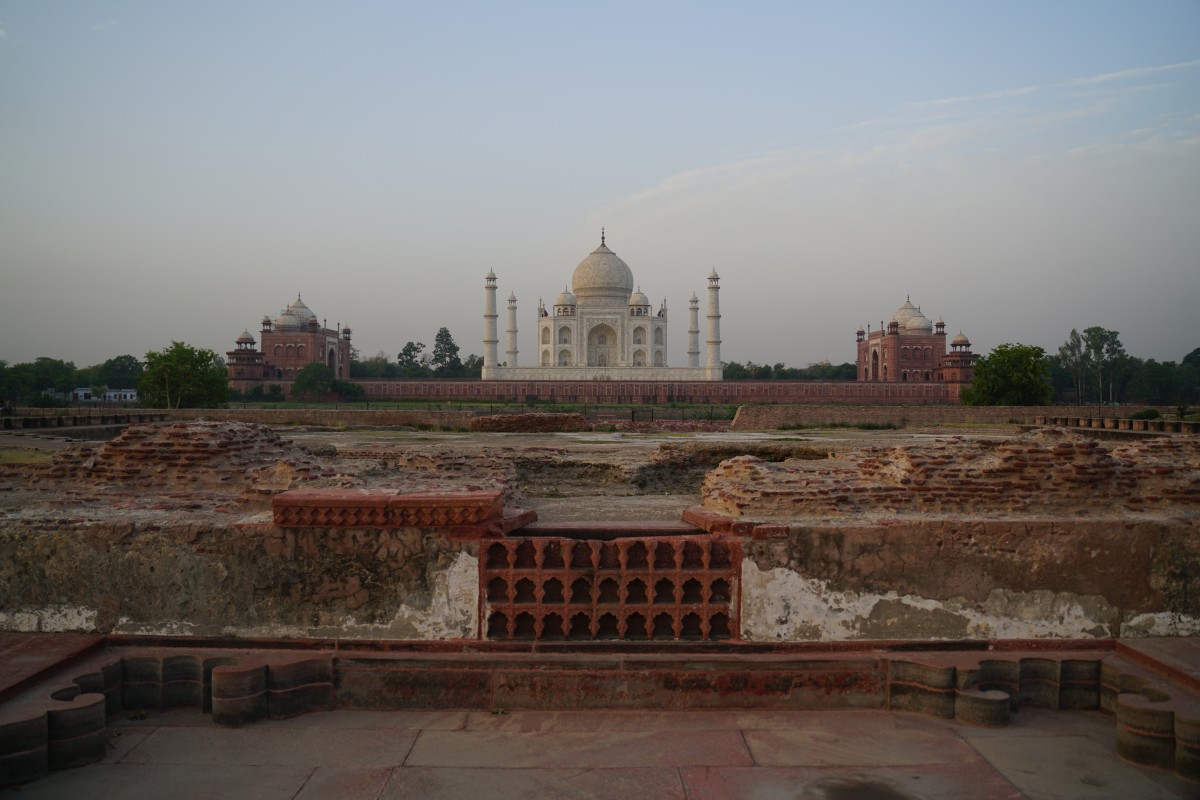 Rückseite des Taj Mahal bei Sonnenaufgang, im Vordergrund liegt Schutt
