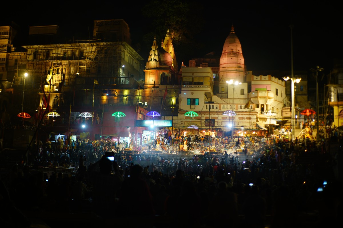 Aarti-Zeremonie, bei der Menschen Bewegungen mit Kerzen durchgühren