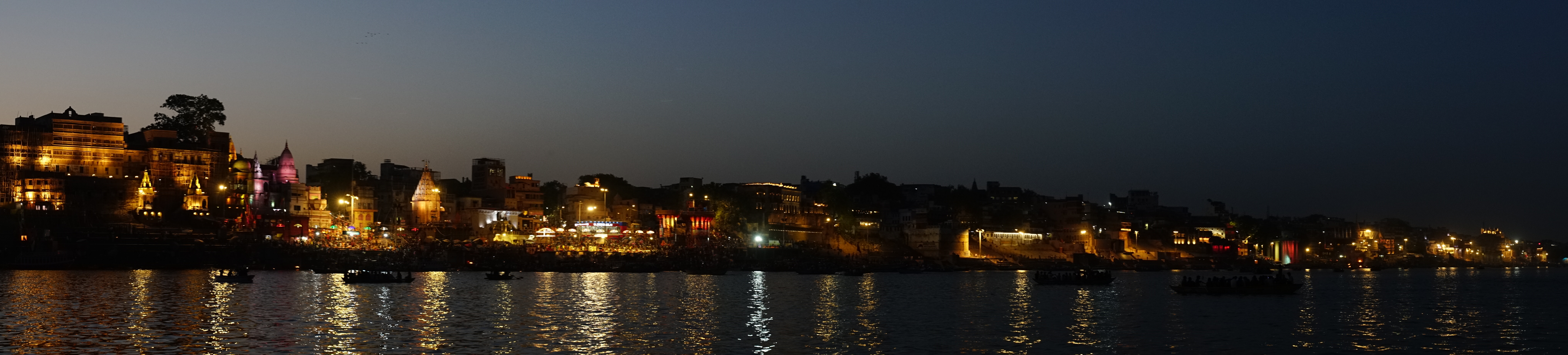 Panorama von Varanasi bei Dunkelheit