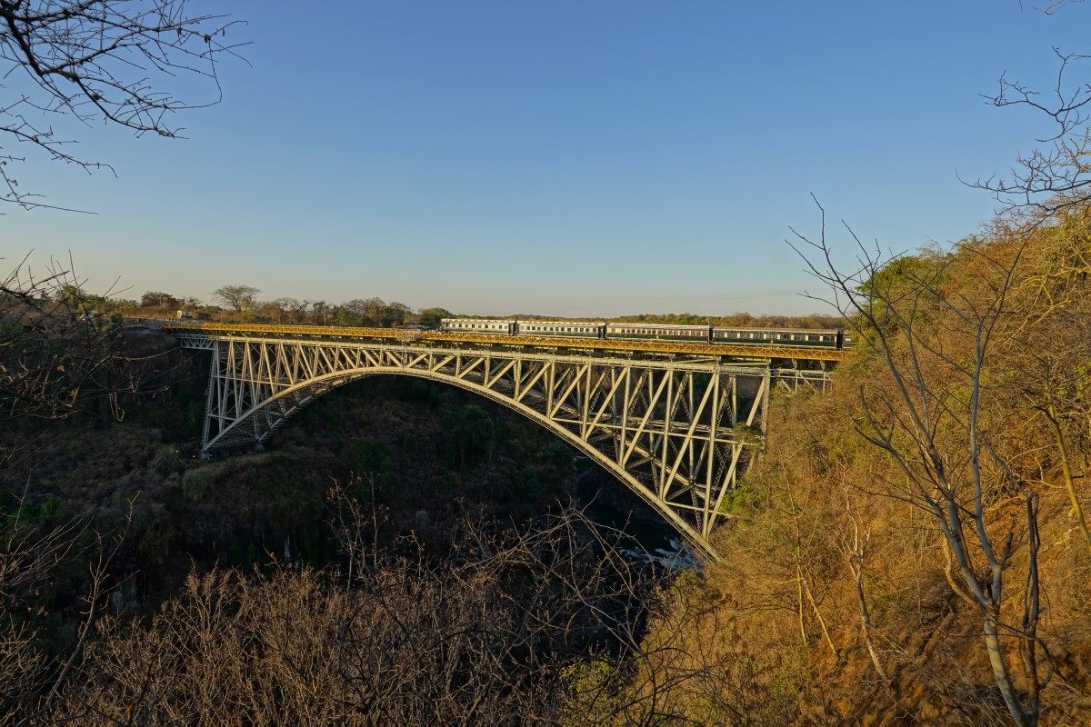 Victoria Falls Bridge mit Royal Livingstone Express