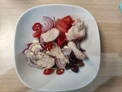 Hähnchenbrust auf griechischem Salat
