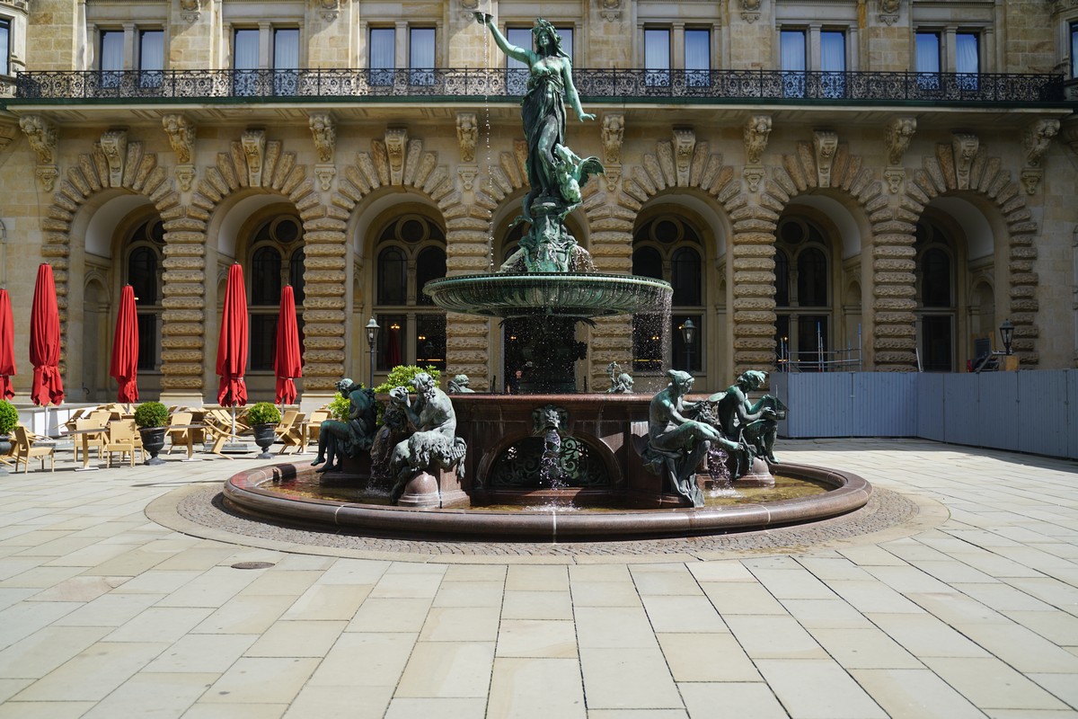 Der Brunnen im Zentrum des Rathaus-Innenhofs