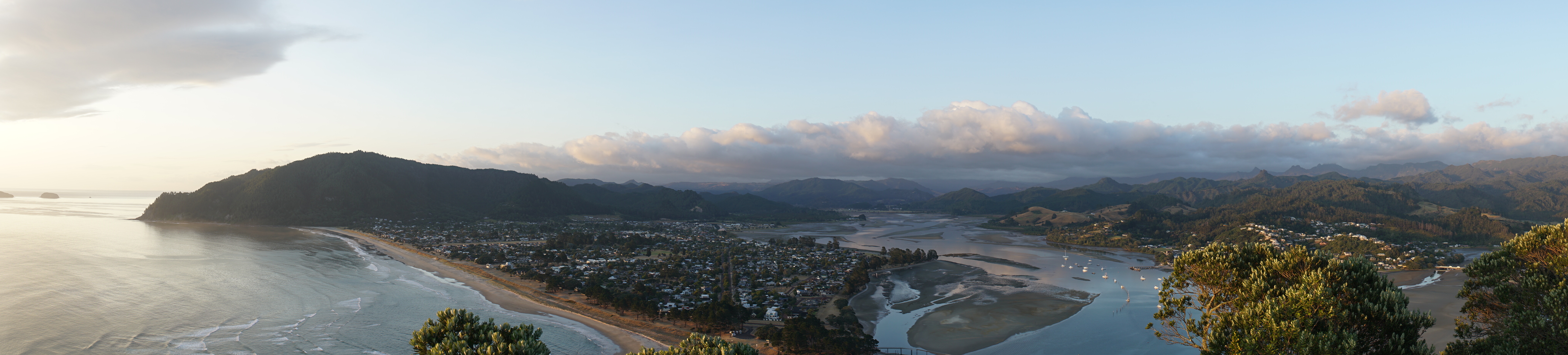 Panorama eines Teils von Tairua im Morgenlicht