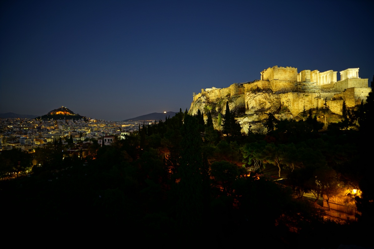 Akropolis vom Areopagus bei Nacht