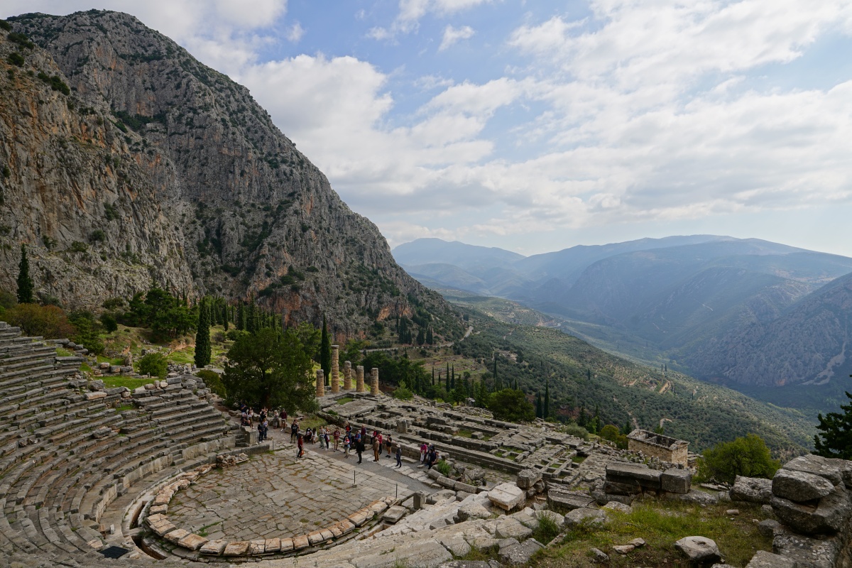 Blick über das Theater von Delphi ins Tal