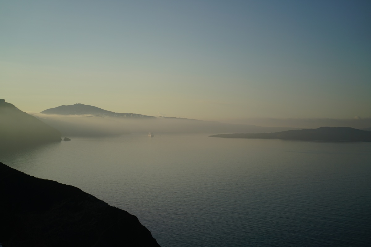 Caldera von Santorini am Morgen im Frühnebel