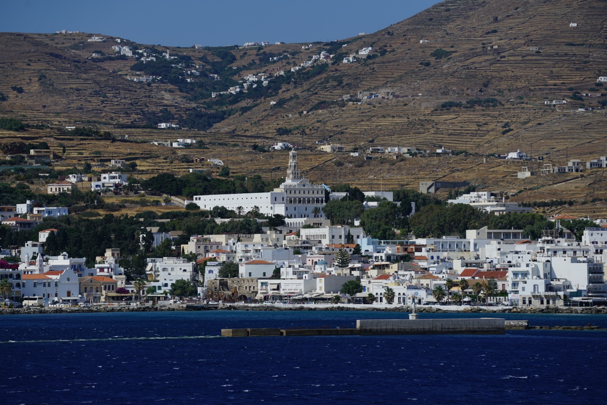 Die Panagia Evangelistria thront über Tinos-Stadt