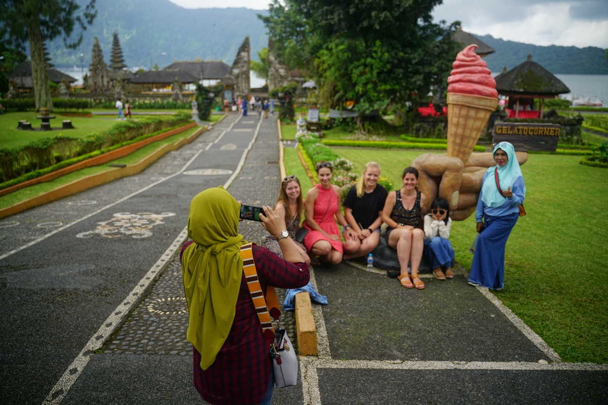 Eine Asiatin fotografiert ihre Töchter und vier Mädels aus unserer Gruppe