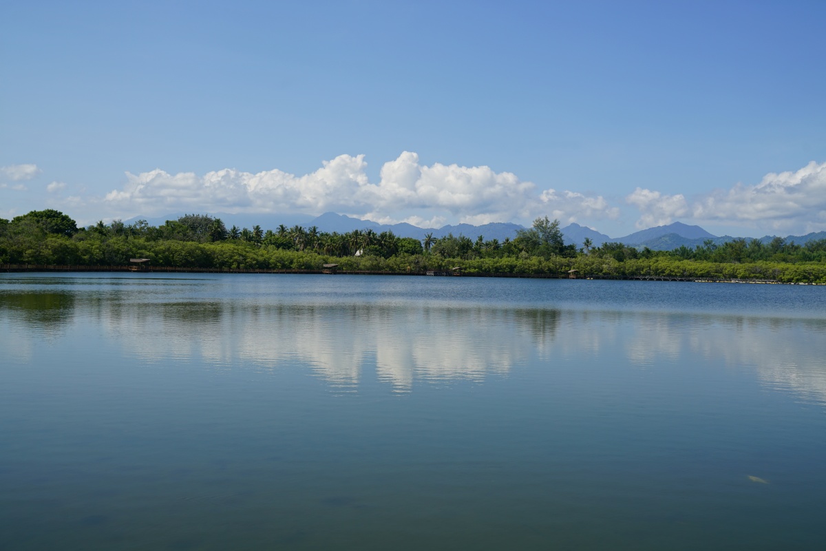 Salzwassersee auf Gili Meno, im Hintergrund die Berge von Lombok