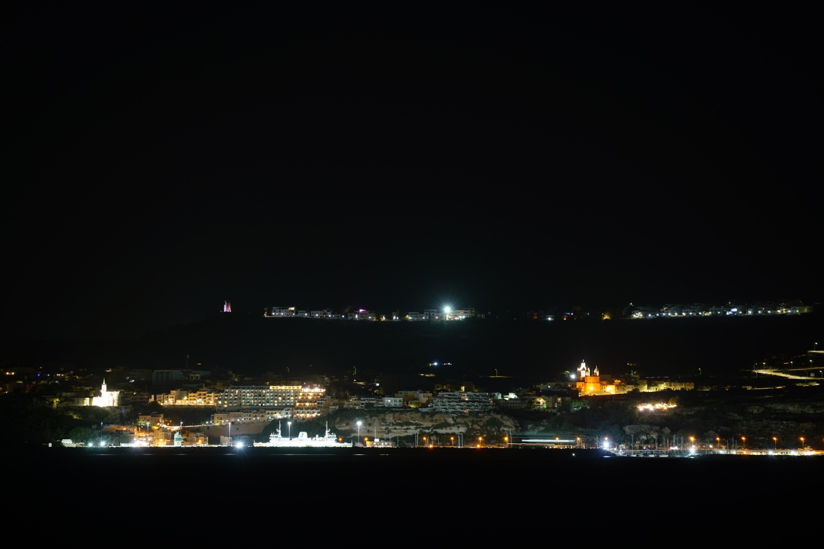 Der Haupthafen Mġarr auf Gozo in der Nacht