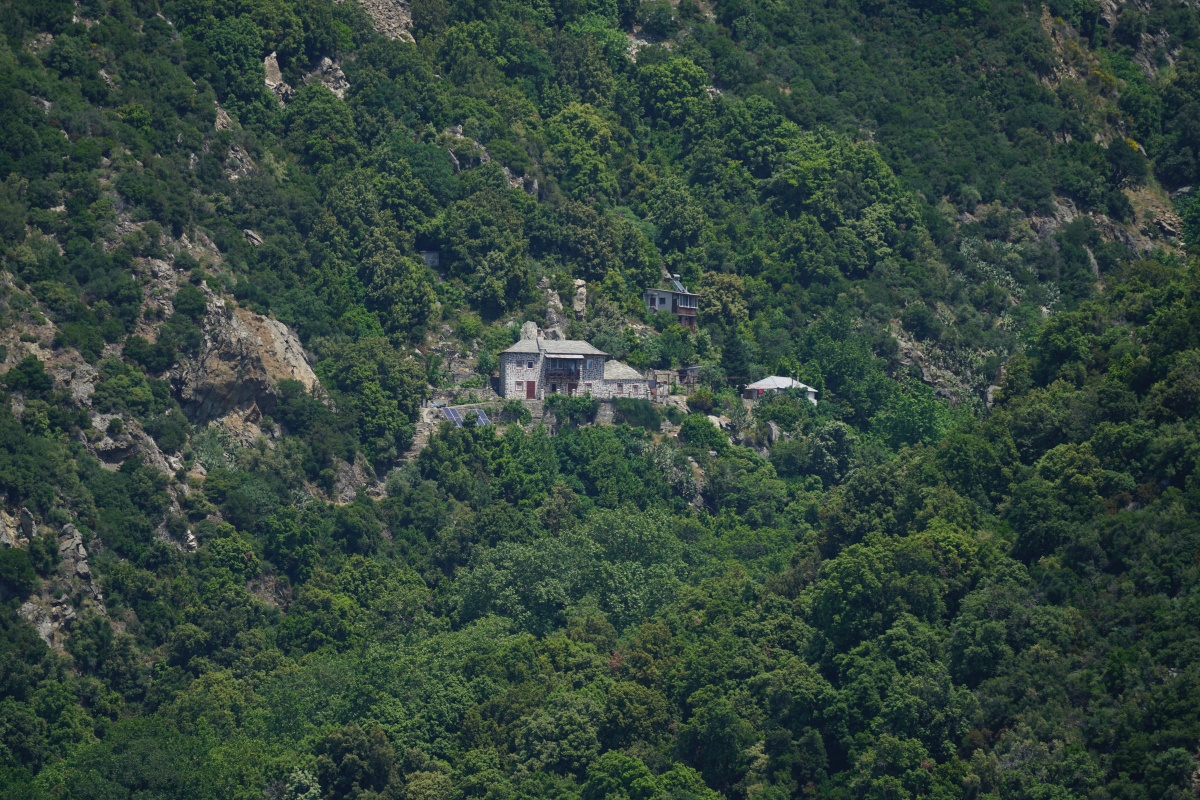 Einzeln stehende Gebäude in einem Tal etwas südlich des Klosters Símonos Pétras in Áthos