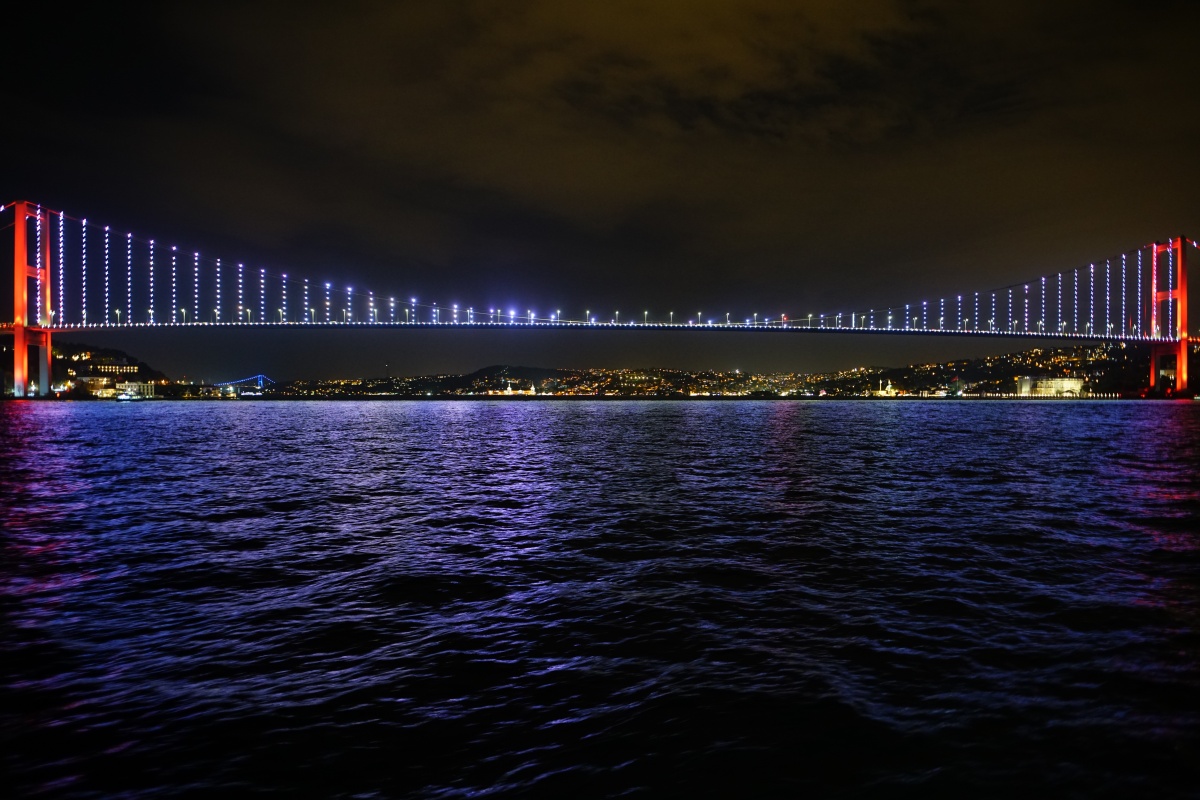 Brücke der Märtyrer des 15. Juli in Istanbul bei Nacht (meist einfach nur als die Bosporus-Brücke bezeichnet)