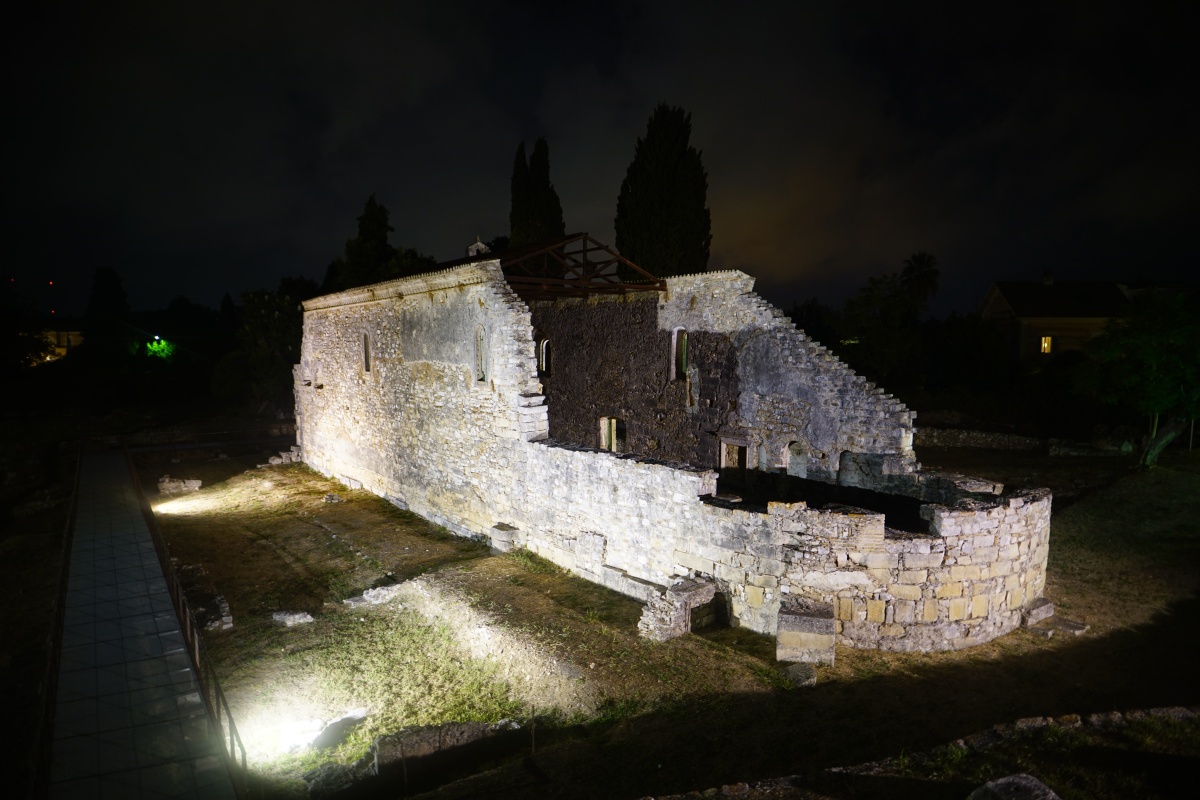 Paleópolis mit der Basilika des Jovian in Korfu-Stadt bei Nacht