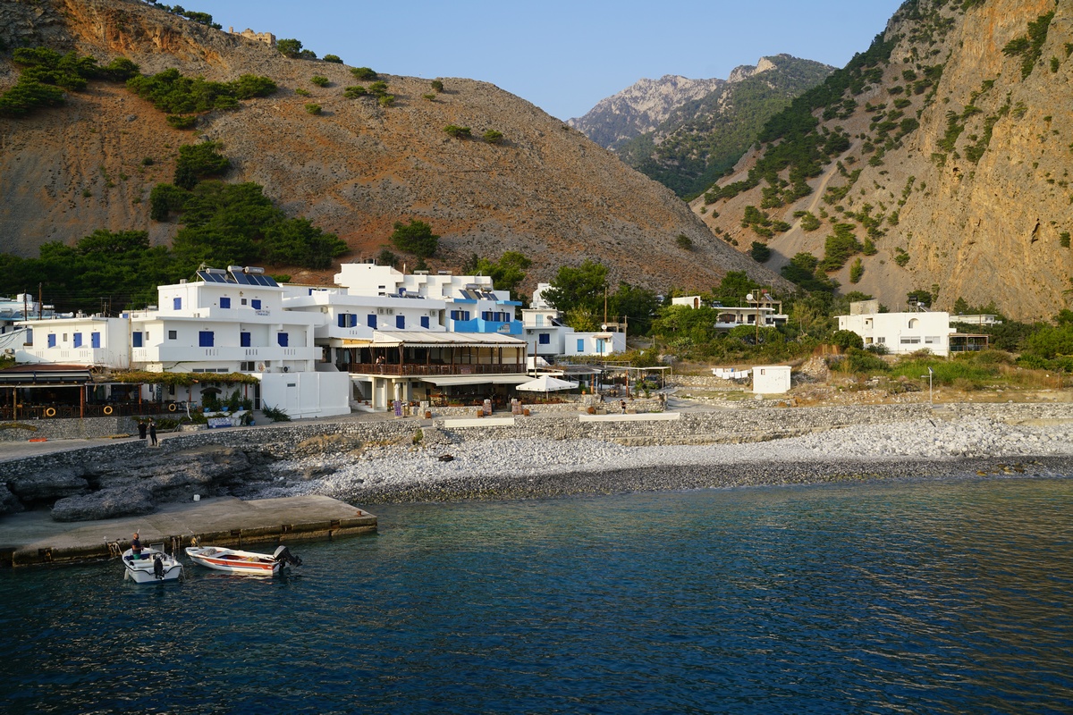 Agía Rouméli auf Kreta vom Schiff aus gesehen, rechts die Samariá-Schlucht, oben die osmanische Festung