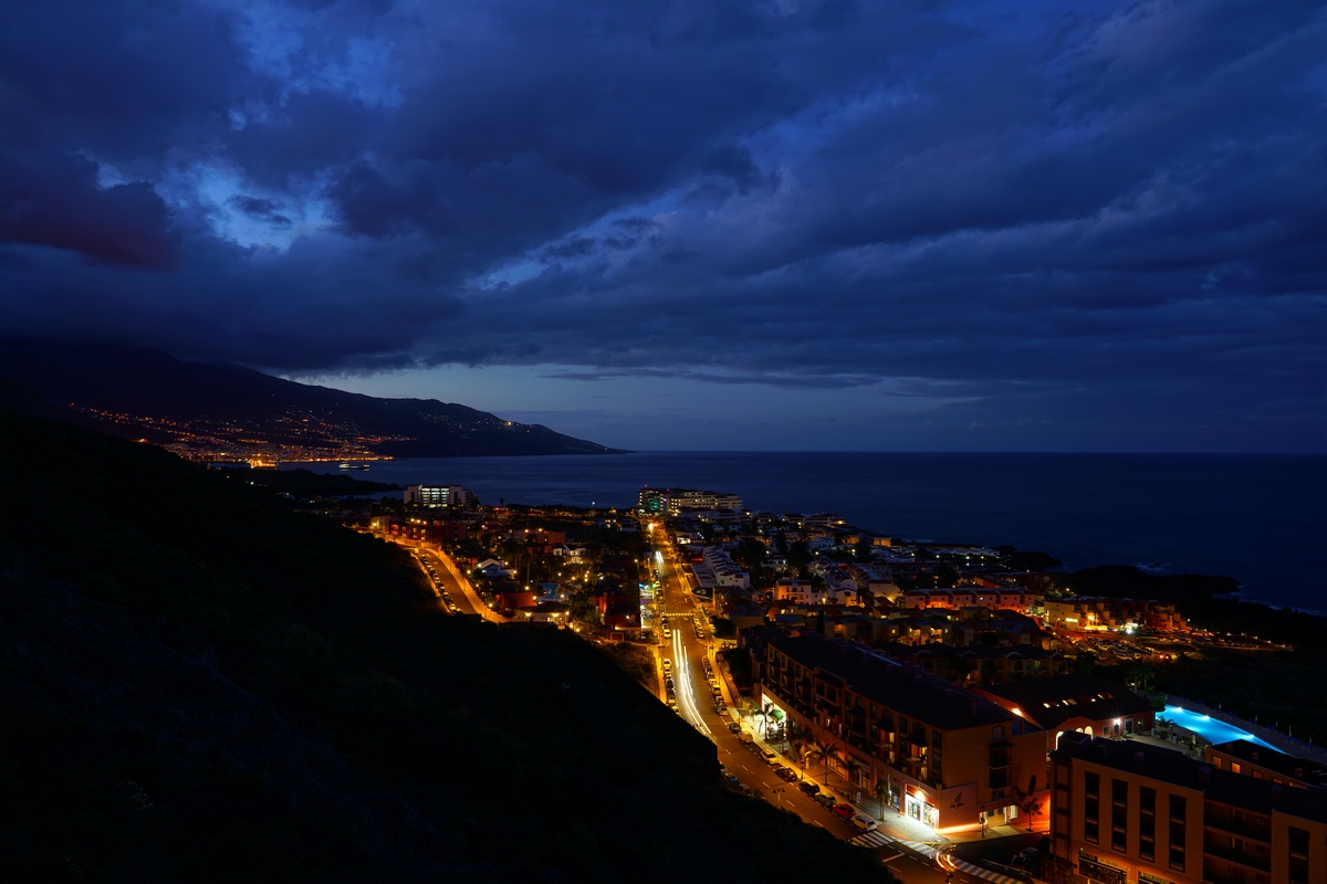 Ausblick vom Mirador de Risco Alto auf Los Cancajos (vorne) und Santa Cruz de La Palma (hinten) in der Blauen Stunde
