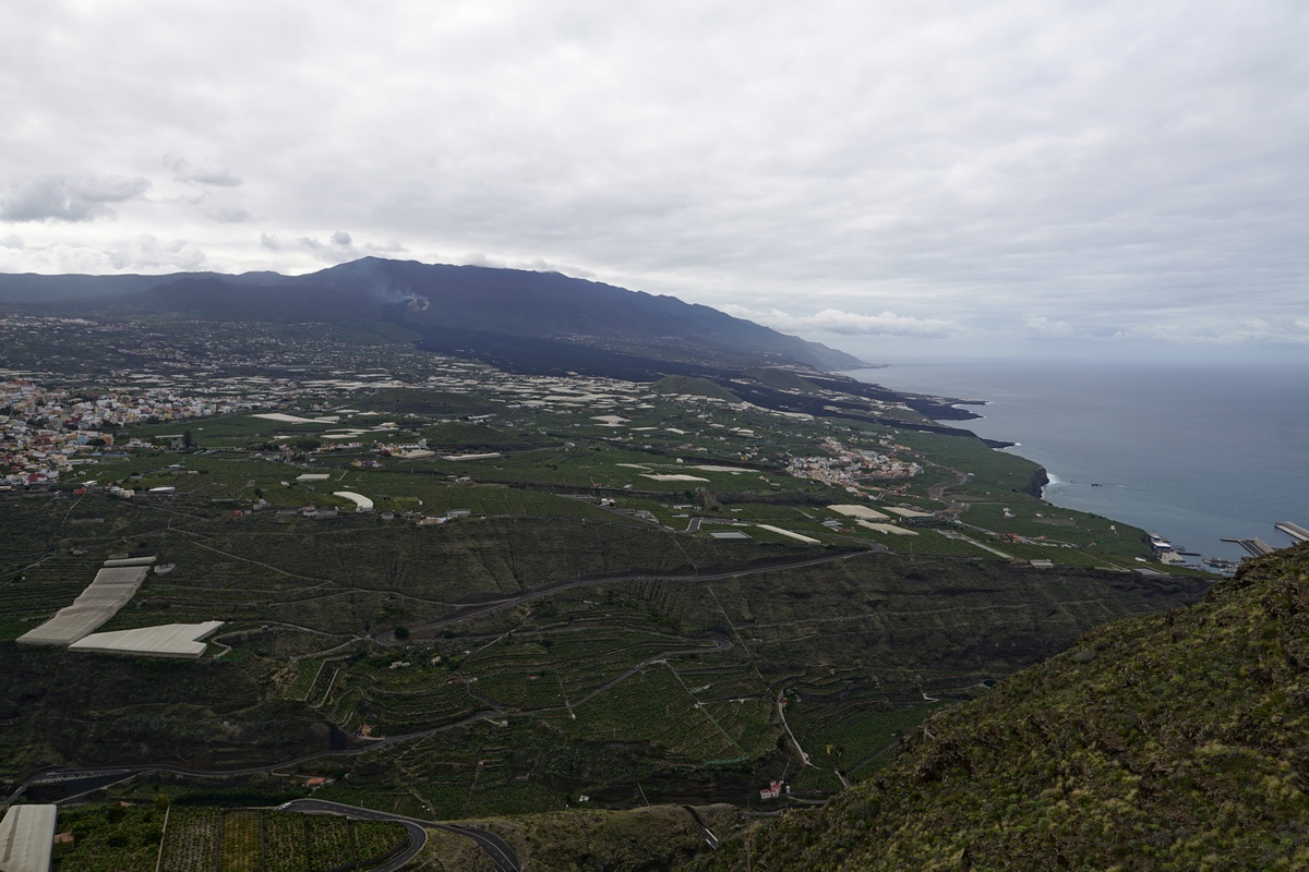 Blick auf das beim Cumbre-Vieja-Ausbruch 2021 zerstörte Gebiet vom Mirador del Time auf La Palma