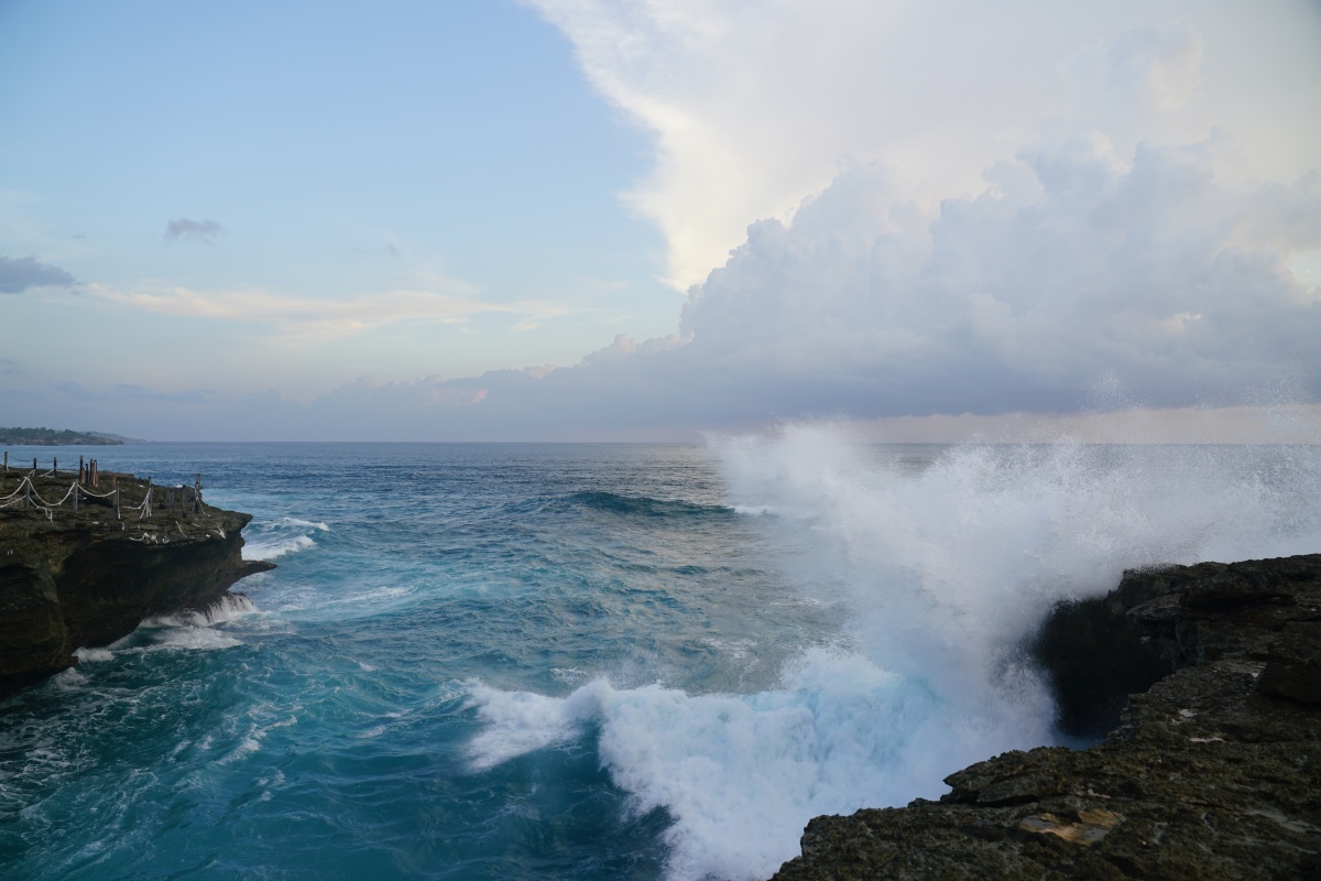 Wellen peitschen an die Klippen von Devil’s Tear auf Nusa Lembongan bei Bali