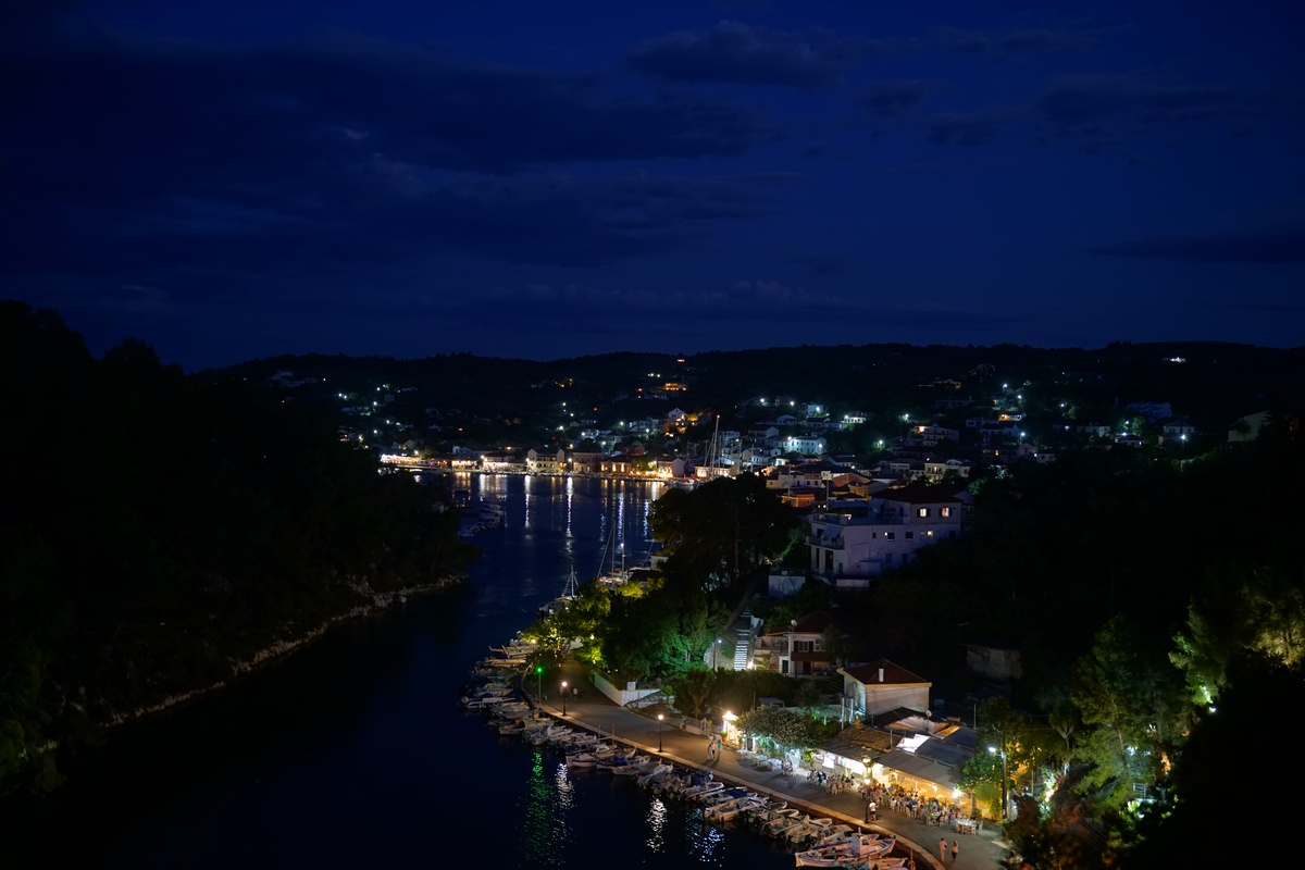 Paxós’ Hauptort Gáïos in der Blauen Stunde, gesehen vom offiziellen Aussichtspunkt nördlich der Stadt