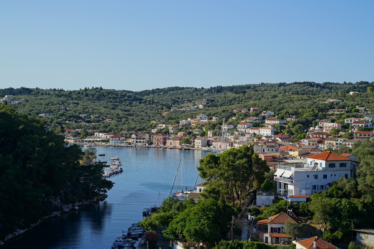 Paxós’ Hauptort Gáïos am Morgen, gesehen vom offiziellen Aussichtspunkt nördlich der Stadt