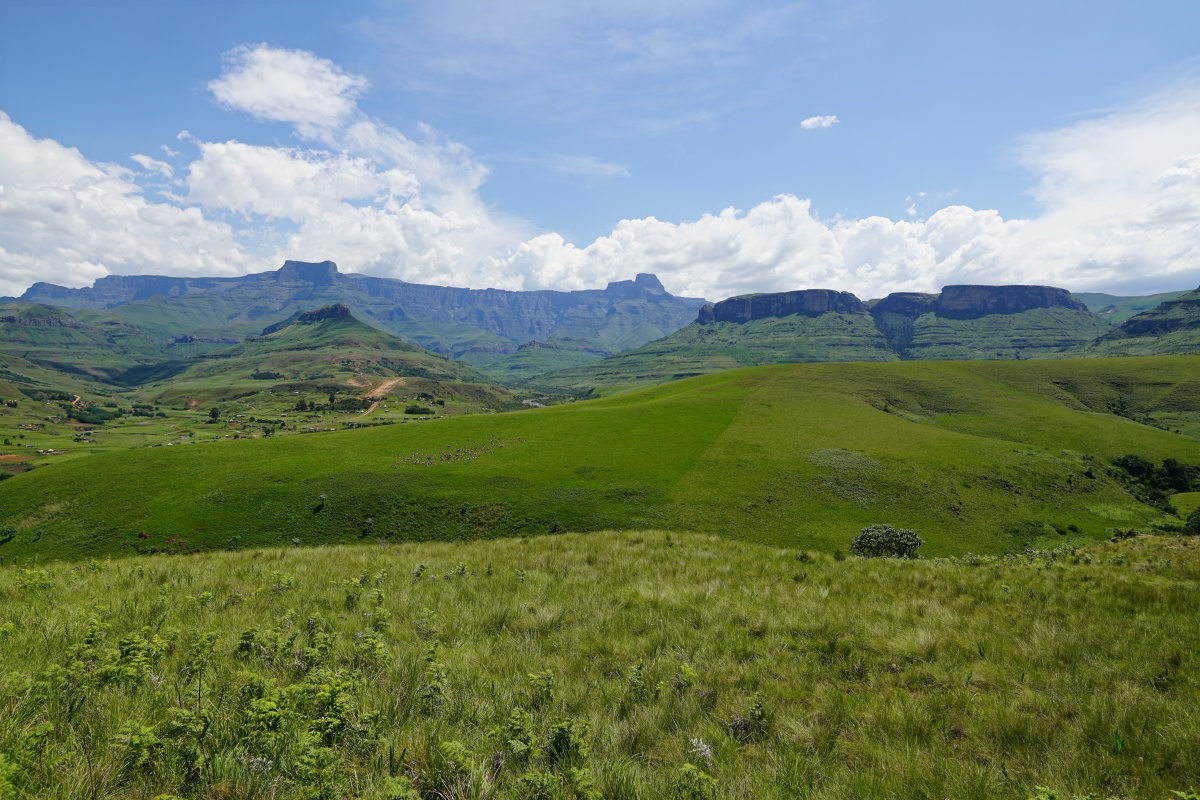 Blick von den Bushman Paintings auf den Royal-Natal-Nationalpark und die Drakensberge – in der linken Hälfte im Hintergrund: das „Amphitheater“ (Bergformation), in dessen Mitte der Tugela-Wasserfall