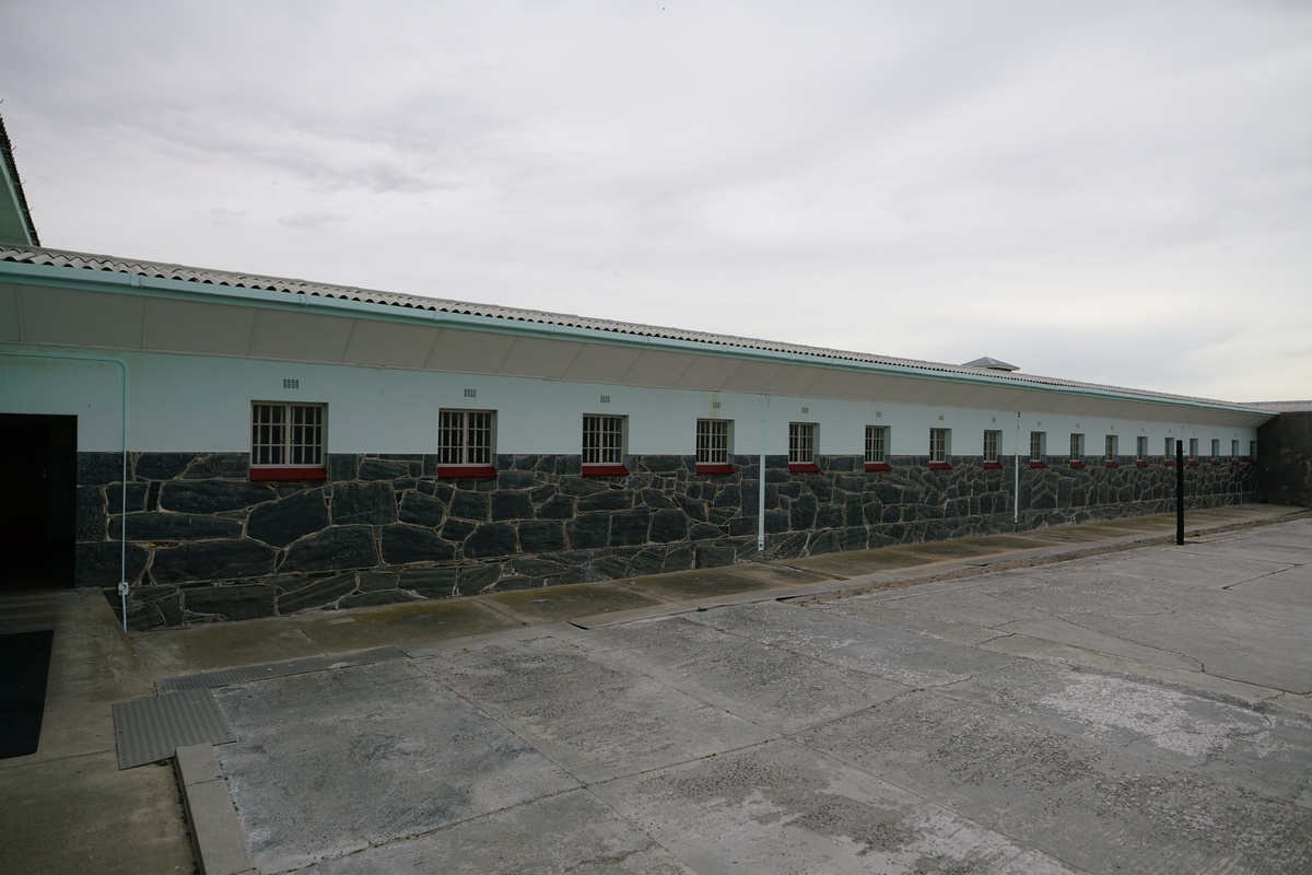 Ein Gefängnishof auf Robben Island. Das dritte Fenster von links gehört zur Zelle von Nelson Mandela.