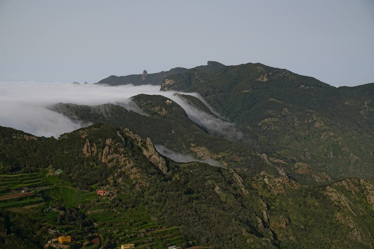 Nebel/Wolken klettern über das Anaga-Gebirge