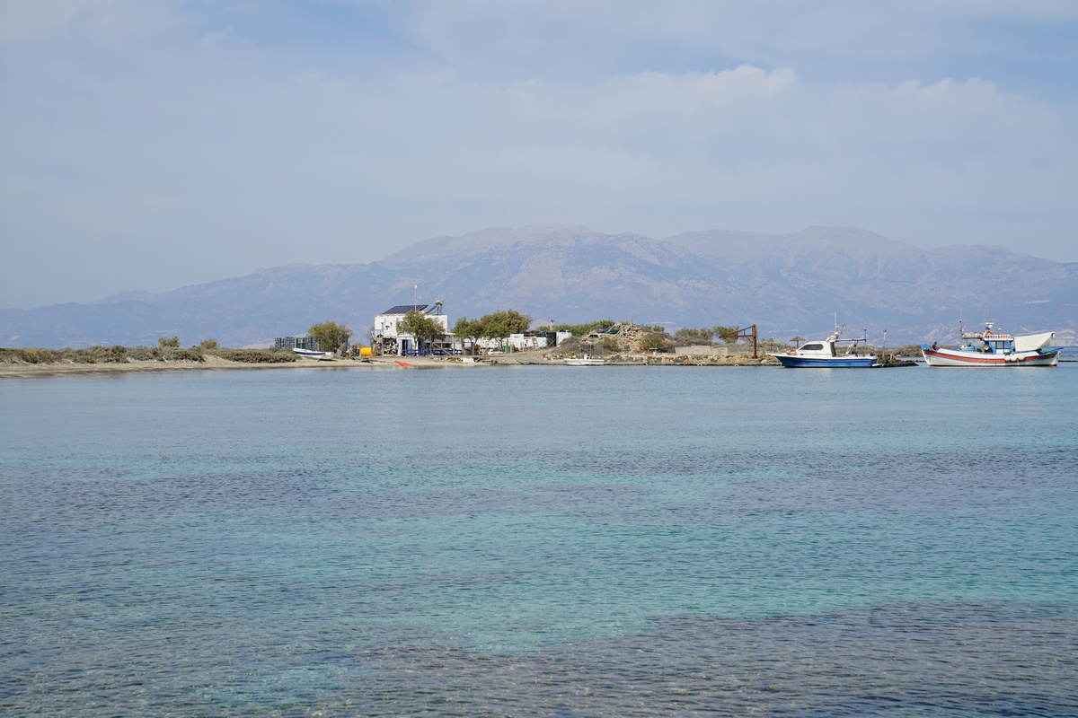 Avláki auf Chrysí, im Hintergrund der Psilorítis auf Kreta