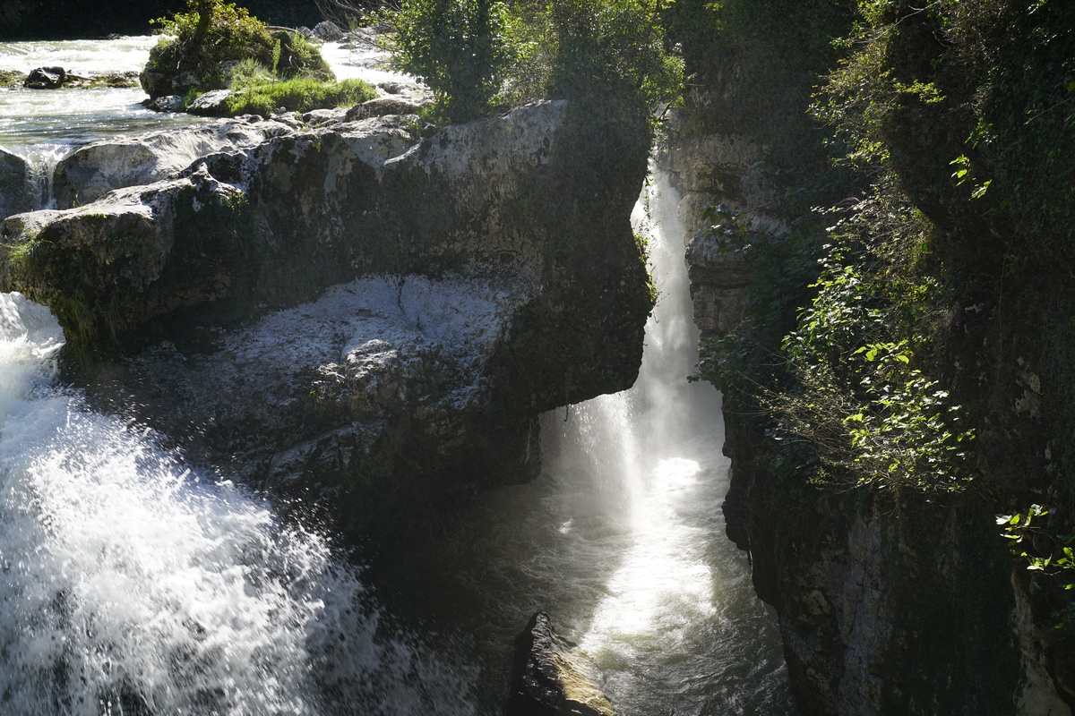 Seitlicher Blick auf den Martwili-Wasserfall