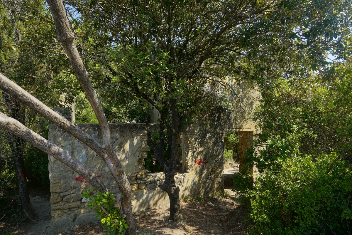 Lost Place (Ruine) am Asprókavos auf Korfu, laut Reise-Know-How-Wanderführer eine deutsche Beobachtungsstation aus dem 2. Weltkrieg