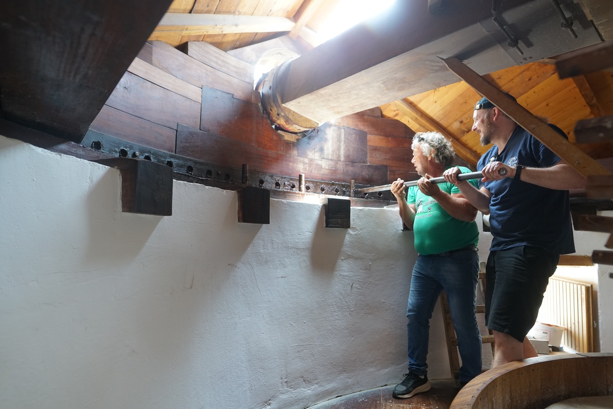 Das Verstellen des Kopfes der Andimáchia-Windmühle auf Kos ist schweißtreibende Handarbeit