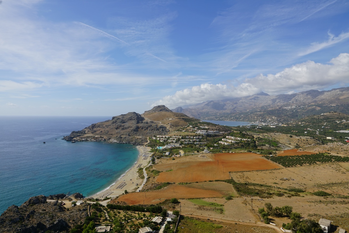 Die Landzunge Ákra Kakomoúri auf Kreta mit dem Damnóni-Strand links und Plakiás hinten rechts