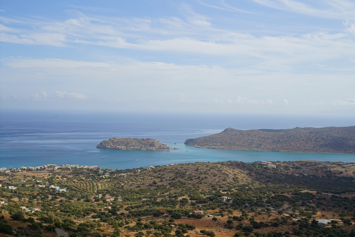Blick hinab auf Pláka mit der Insel Spinalónga (links)