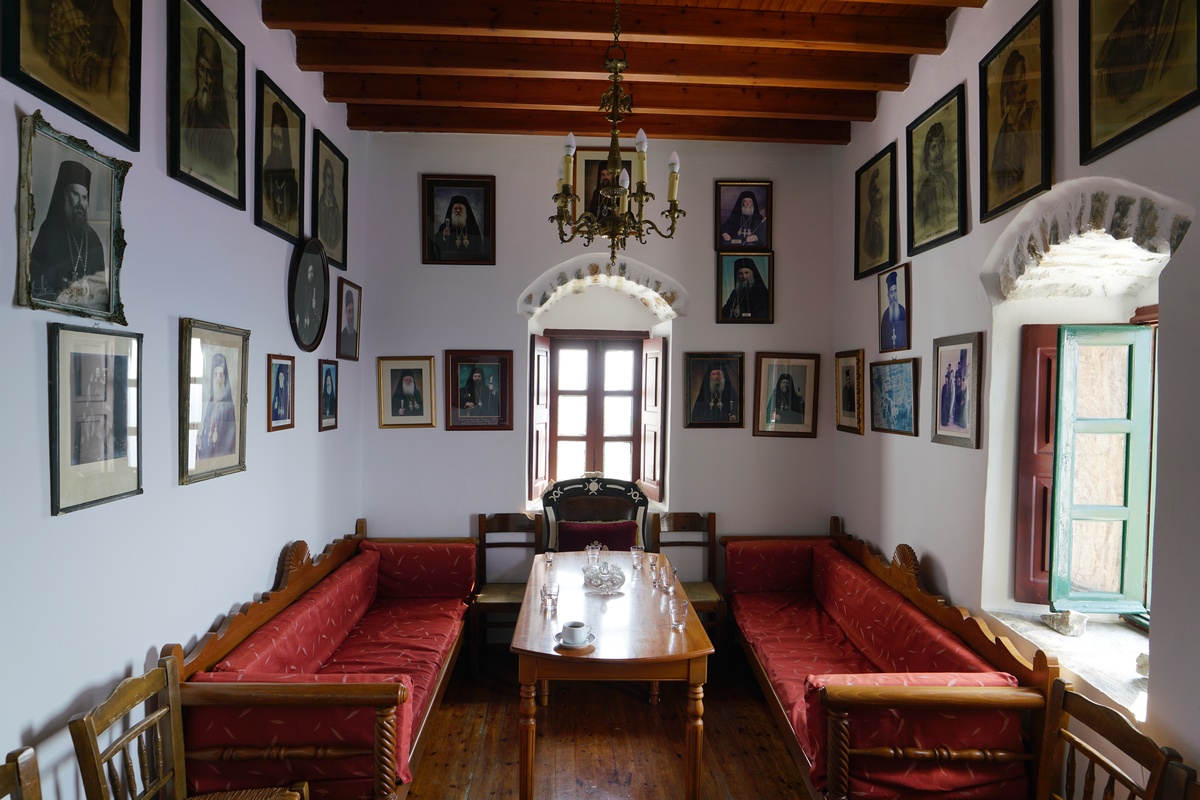 Teezimmer und Patriachengalerie im Kloster Panagía Chozoviótissa auf Amorgós