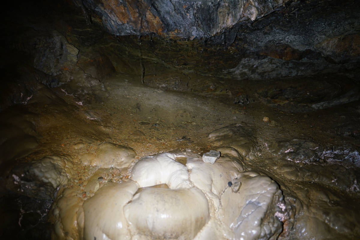 In der Höhle Zoodóchos Pigí auf Santoríni-Thíra