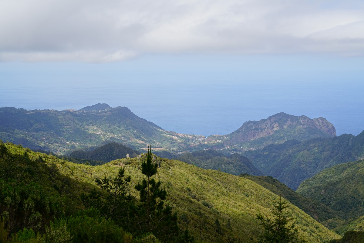 Blick vom Chão do Pasto (Pico das Cruzes) auf Faial auf Madeira