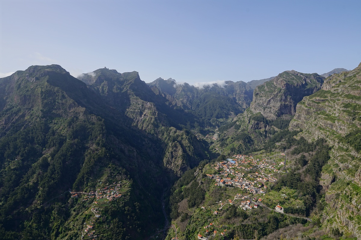 Blick vom Miradouro Eira do Serrado auf Curral das Freiras auf Madeira