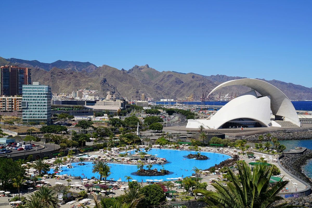 Ausblick vom Karibik-Aussichtspunkt des Palmetum auf das Freibad (Parque Marítimo César Manrique) und das Auditorium von Teneriffa