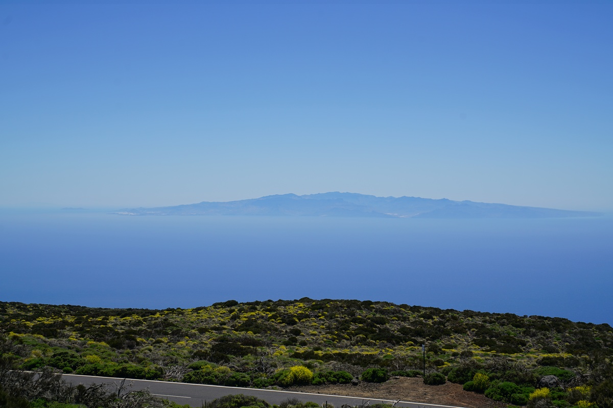 Blick vom Teide-Observatorium in Richtung Gran Canaria; links davon der Hügel ist keine Insel sondern das La-Isleta-Gebirge nördlich von Las Palmas, links im Hintergrund schemenhaft Fuerteventura
