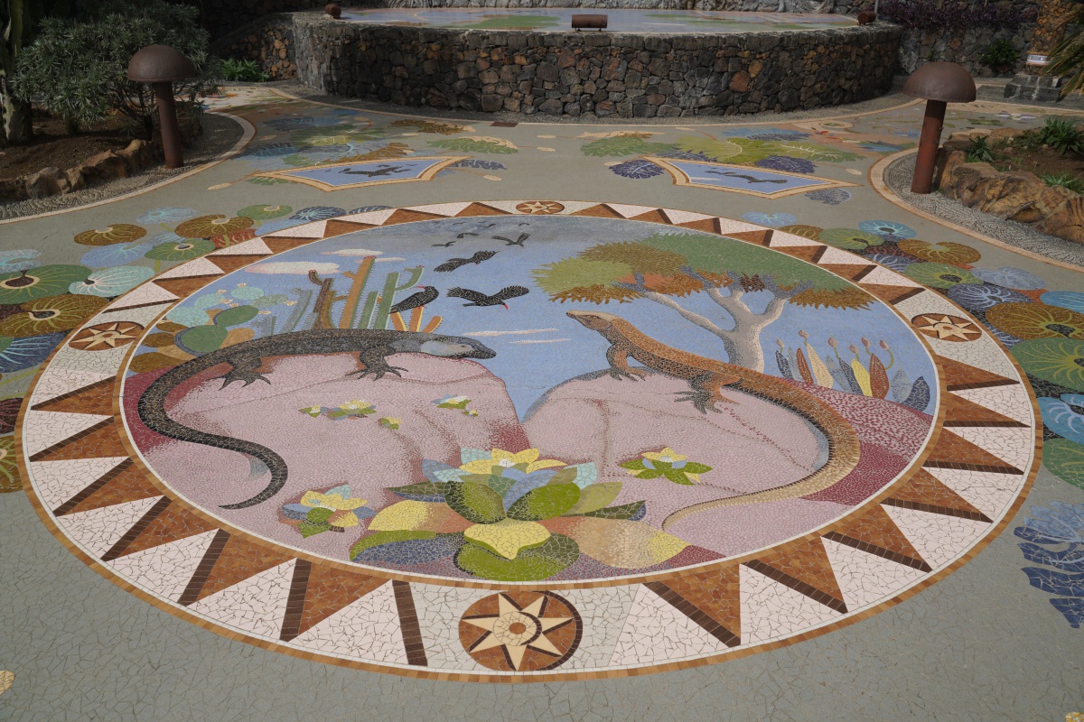 Mosaik mit Kanareneidechsen und Alpenkrähen auf dem Plazoleta de La Glorieta in Manchas de Abajo auf La Palma