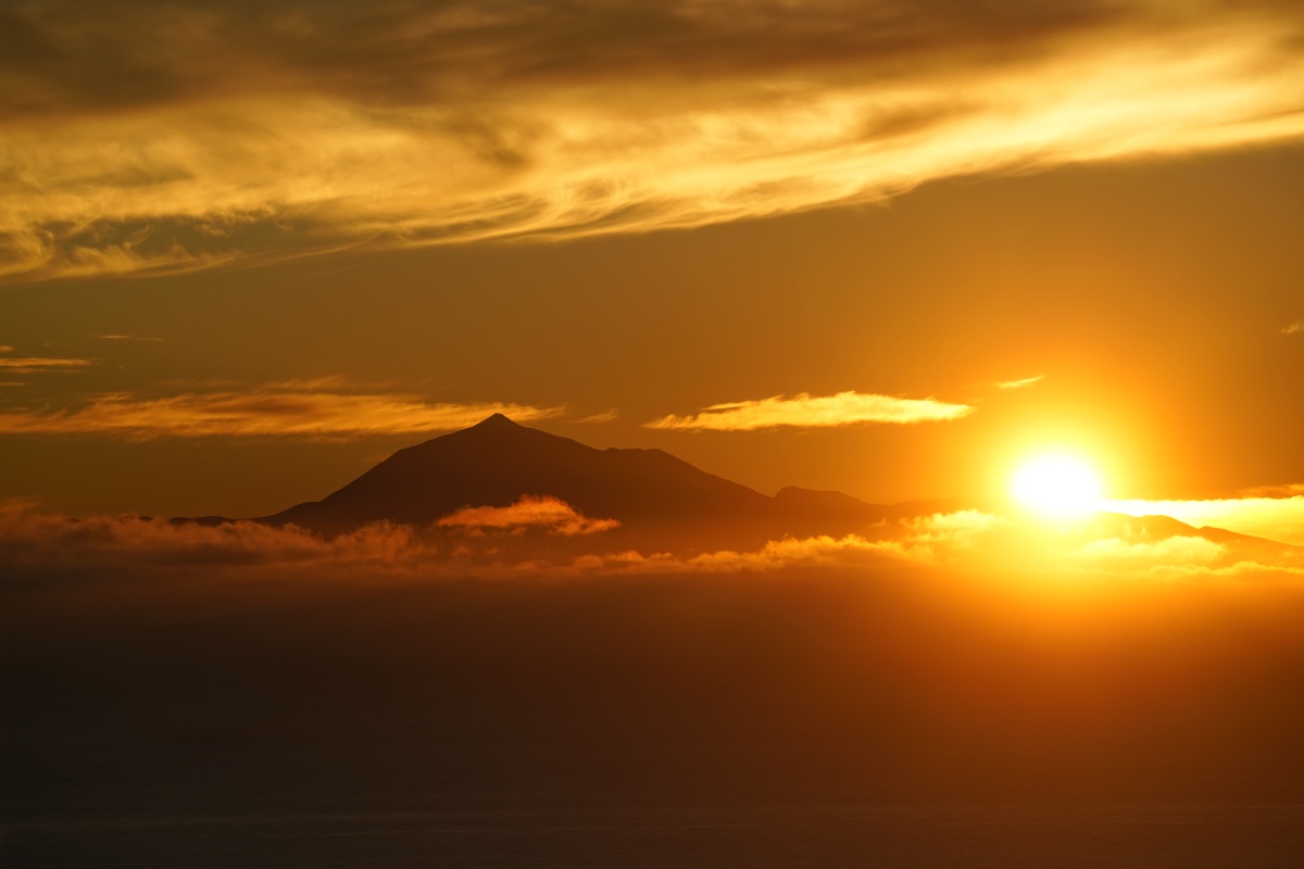 Blick vom Mirador de la Concepción auf La Palma in Richtung des Teide auf Teneriffa im Sonnenaufgang
