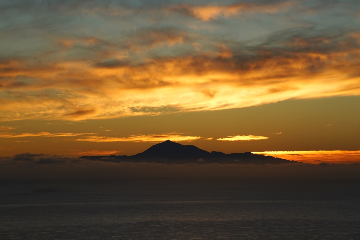 Blick vom Mirador de la Concepción auf La Palma in Richtung des Teide auf Teneriffa vor Sonnenaufgang