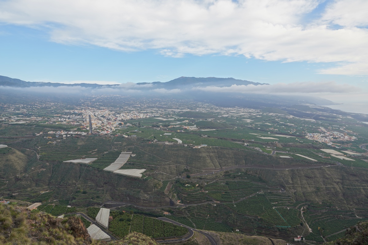Blick vom Mirador del Time auf Los Llanos de Aridane (links) auf La Palma