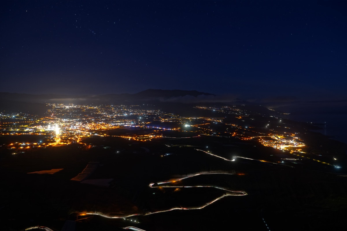 Mirador del Time auf La Palma am Abend, links Los Llanos de Aridane