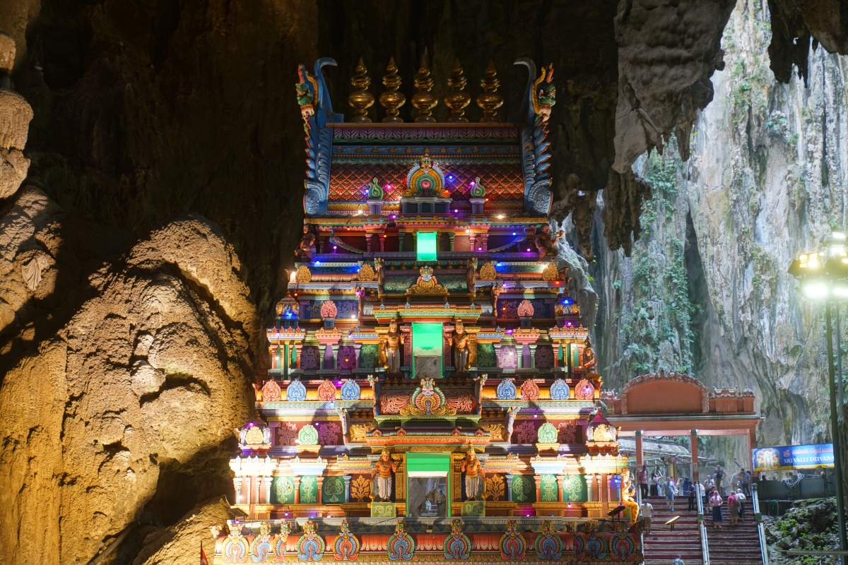 Eingang zum Tempel Sri Velayuthar in den Batu-Höhlen bei Kuala Lumpur