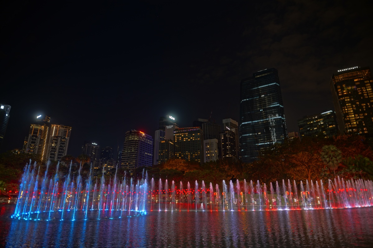 Wasser- und Lichtspiele im Taman KLCC am Fuße der Petronas Towers in Kuala Lumpur