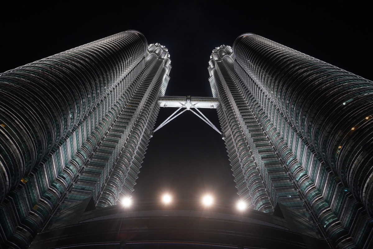 Blick vom Eingang der Petronas Towers nach oben