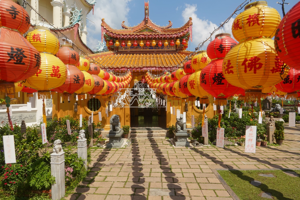 Zugang zur Pagode des Kek-Lok-Si-Tempels in Air Itam bei George Town auf Penang